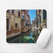 Schmale Straße mit Kanal in Venedig. Mousepad (Mit Mouse)