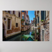 Schmale Straße mit Kanal in Venedig Poster (Vorne)