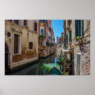 Schmale Straße mit Kanal in Venedig Poster
