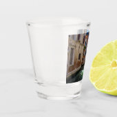 Schmale Straße mit Kanal in Venedig Schnapsglas (Links)
