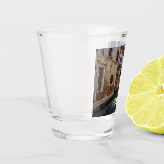 Schmale Straße mit Kanal in Venedig Schnapsglas (Links)