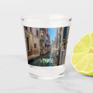 Schmale Straße mit Kanal in Venedig Schnapsglas