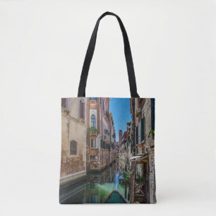 Schmale Straße mit Kanal in Venedig Tasche