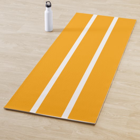 Schmale, weiße Streifen auf hellen, goldgelben Str Yogamatte (Beispiel)