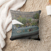 Schmales Boot und Garten mit Blumen Kissen (Decke)