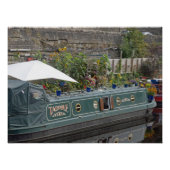 Schmales Boot und Garten mit Blumen Poster (Vorderseite)