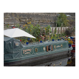 Schmales Boot und Garten mit Blumen Poster