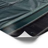 Schmales Boot und Garten mit Blumen Poster (Ecke)