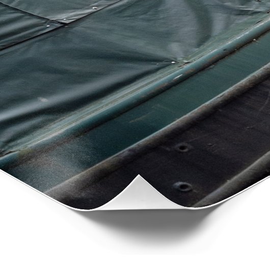 Schmales Boot und Garten mit Blumen Poster (Ecke)