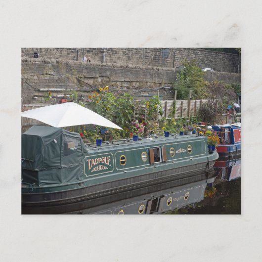 Schmales Boot und Garten mit Blumen Postkarte (Vorderseite)