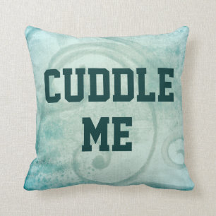 Schmeichelhaftes Cuddle Me Zitat Kissen
