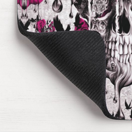 Schmelzender Rosenschädel im Grau und im Rosa Mousepad (Ecke)