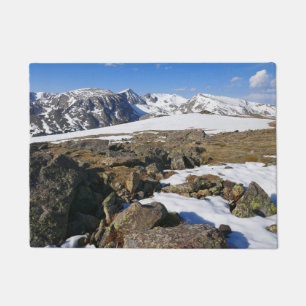 Schmelzender Schnee in den Rocky Mountains Fußmatte