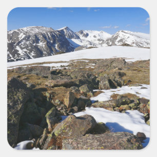 Schmelzender Schnee in den Rocky Mountains Quadratischer Aufkleber