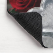 Schmelzendes Eis mit roten Rosen erwärmt Mousepad (Ecke)