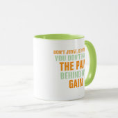 SCHMERZEN UND ERWERBEN Orange und Grüner Text auf Tasse (VorderseiteRechts)