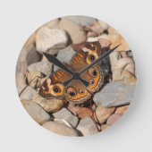 Schmetterling am Fluss Rock Wall Uhr (Vorderseite)