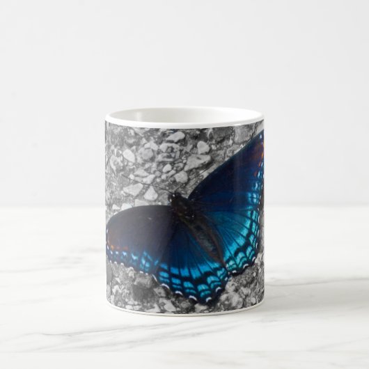 Schmetterling auf Beton Kaffeetasse (Mittel)