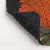 Schmetterling auf Blatt 2 Mousepad (Ecke)