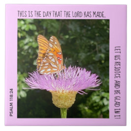 Schmetterling auf Blume mit Vers von Psalm 118:24 Fliese