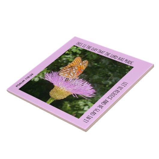 Schmetterling auf Blume mit Vers von Psalm 118:24 Fliese (Seite)