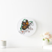 Schmetterling auf Blume Runde Wanduhr (Zuhause)