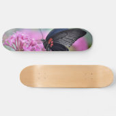 Schmetterling auf Blume Skateboard (Horizontal)