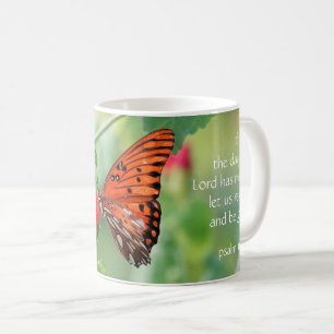 Schmetterling auf Blume, w Verse aus Psalm 118:24 Kaffeetasse