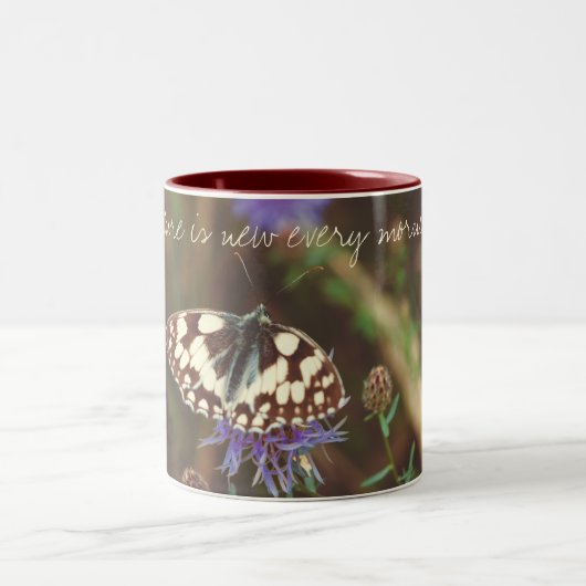 Schmetterling auf Blume Zweifarbige Tasse (Mittel)