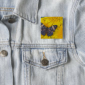 Schmetterling auf der gelben Blume Button (Beispiel)