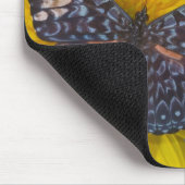 Schmetterling auf der gelben Blume Mousepad (Ecke)