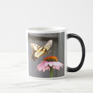 Schmetterling auf der Kone-Blume Verwandlungstasse