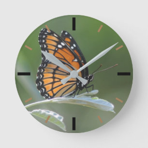 Schmetterling auf der linken Seite Runde Wanduhr