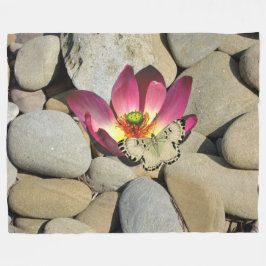 Schmetterling auf der Lotus-Blume Fleecedecke