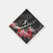 Schmetterling auf der roten Blume Serviette (Ecke)