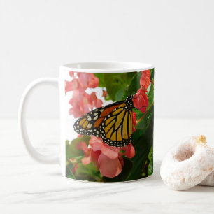 Schmetterling auf der Tasse der roten Blume