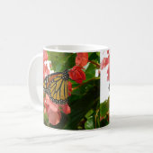 Schmetterling auf der Tasse der roten Blume (Vorderseite Links)