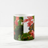 Schmetterling auf der Tasse der roten Blume (Mittel)