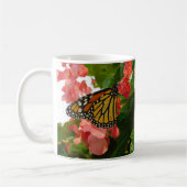 Schmetterling auf der Tasse der roten Blume (Links)