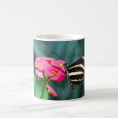 Schmetterling auf einer Blume Kaffeetasse (Mittel)