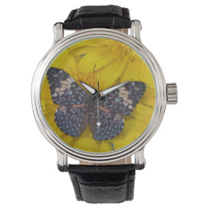 Schmetterling auf einer gelben Blume Armbanduhr