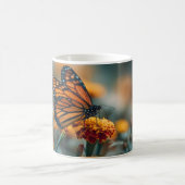 Schmetterling auf einer Ringelblume Kaffeetasse (Mittel)