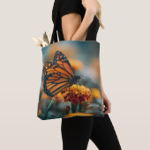Schmetterling auf einer Ringelblume Tasche (Von Nahem)