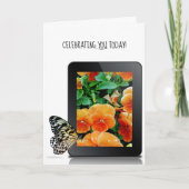 Schmetterling auf elektronischem Tablettegerät mit Karte (Vorderseite)