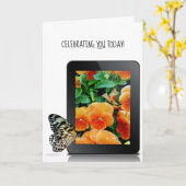 Schmetterling auf elektronischem Tablettegerät mit Karte (Gelbe Blume)