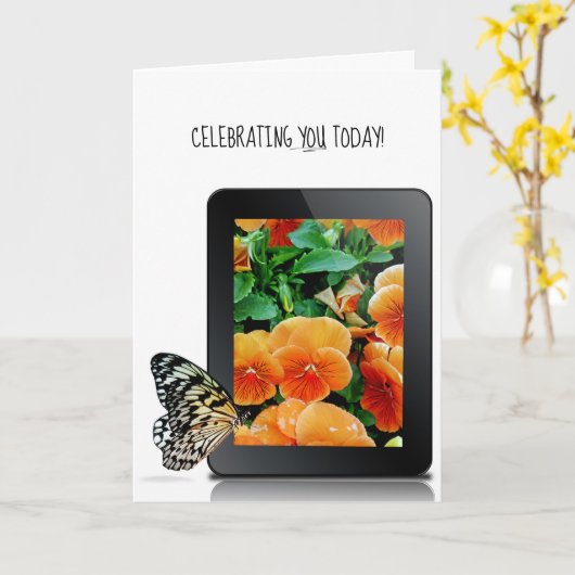 Schmetterling auf elektronischem Tablettegerät mit Karte (Gelbe Blume)