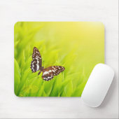 Schmetterling auf frisch grünem Gras Mousepad (Mit Mouse)