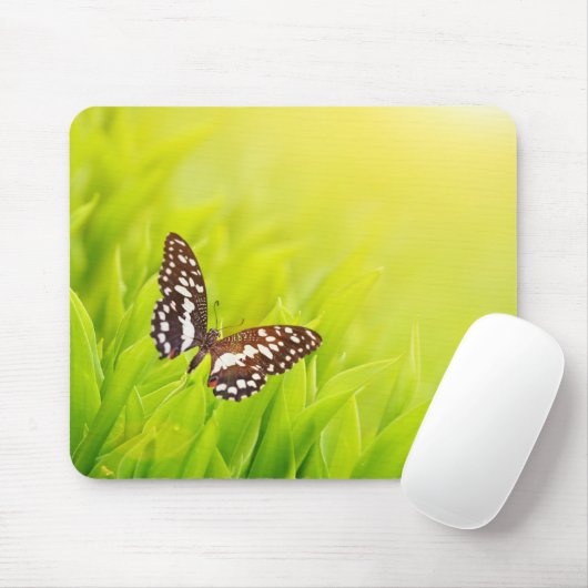 Schmetterling auf frisch grünem Gras Mousepad (Mit Mouse)