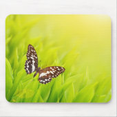 Schmetterling auf frisch grünem Gras Mousepad (Vorne)