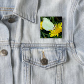 Schmetterling auf gelbem Blumen-Knopf-Button Button (Beispiel)